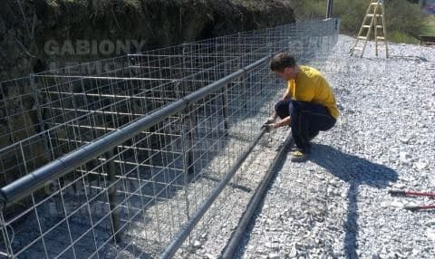 montáž gabionového plotu z gabionových košov